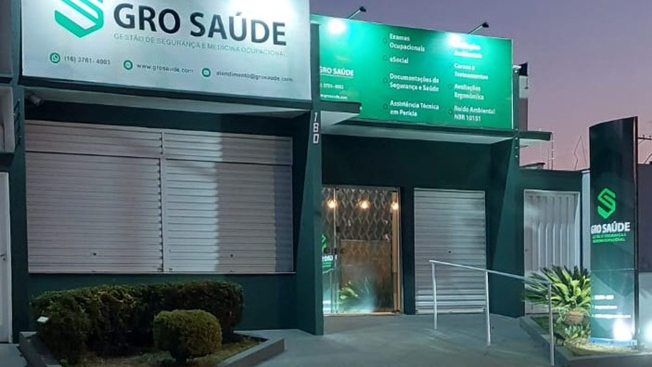 Fachada da clínica GRO Saúde em Batatais-SP à noite